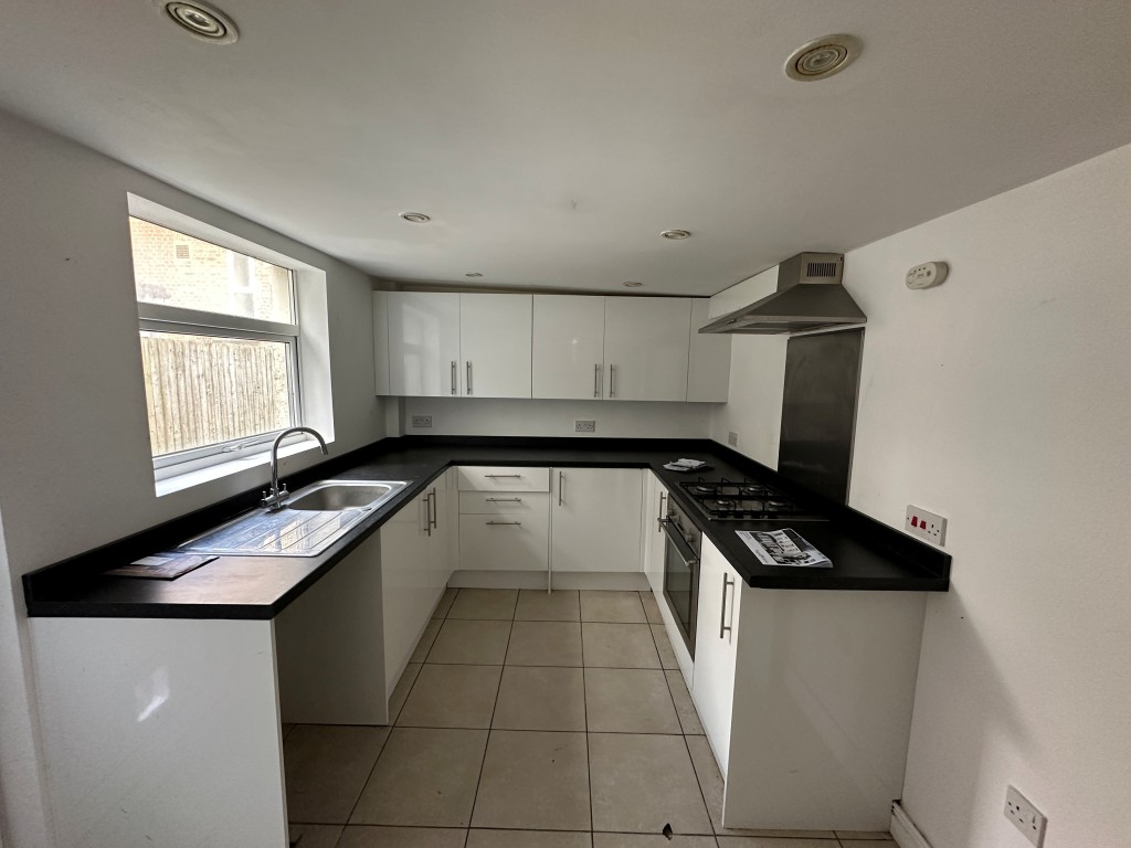 Lot: 114 - TWO-BEDROOM TERRACE HOUSE FOR IMPROVEMENT - Kitchen